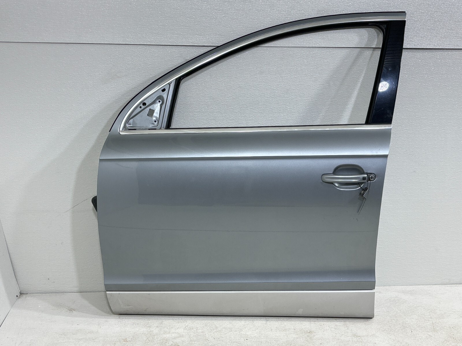 2007 - 2015 Audi Q7 Front Left Driver Side Door Assembly OEM