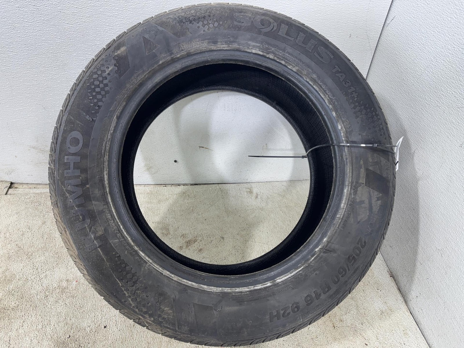 Used Tire 205/60R16 Kumho Solus TA31 92H - 6/32