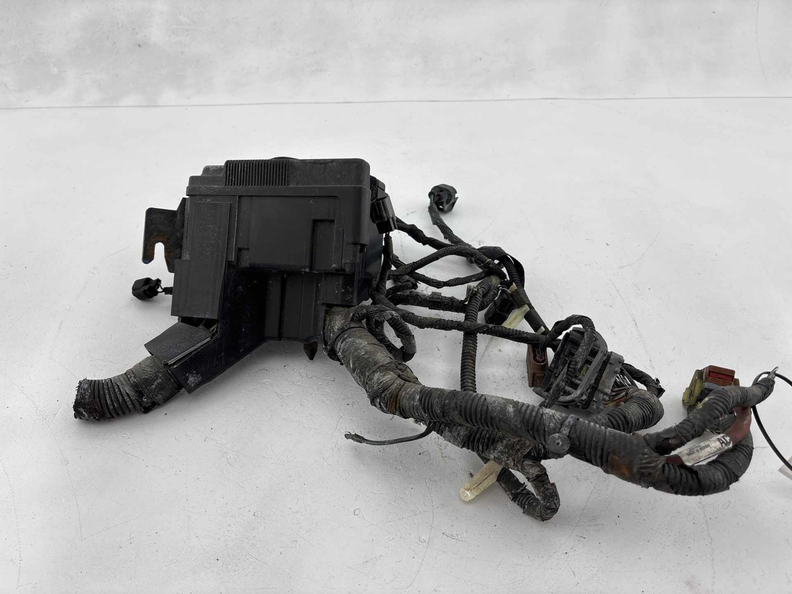 2011-2013 Ford Fiesta 1.6l Engine Bay Fuse Box Wiring Harness OEM