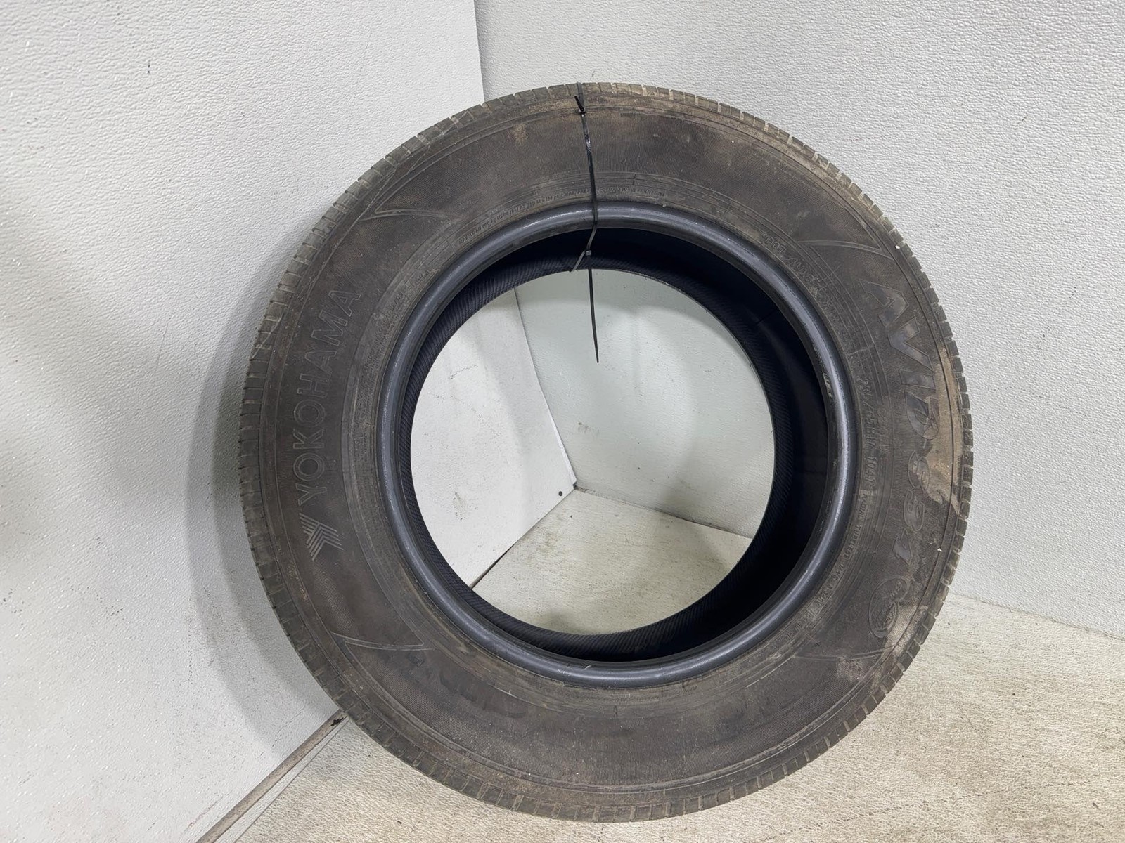 Used Tire 235/65R17 Yokohama Avid S34Rv 104T - 7.5/32