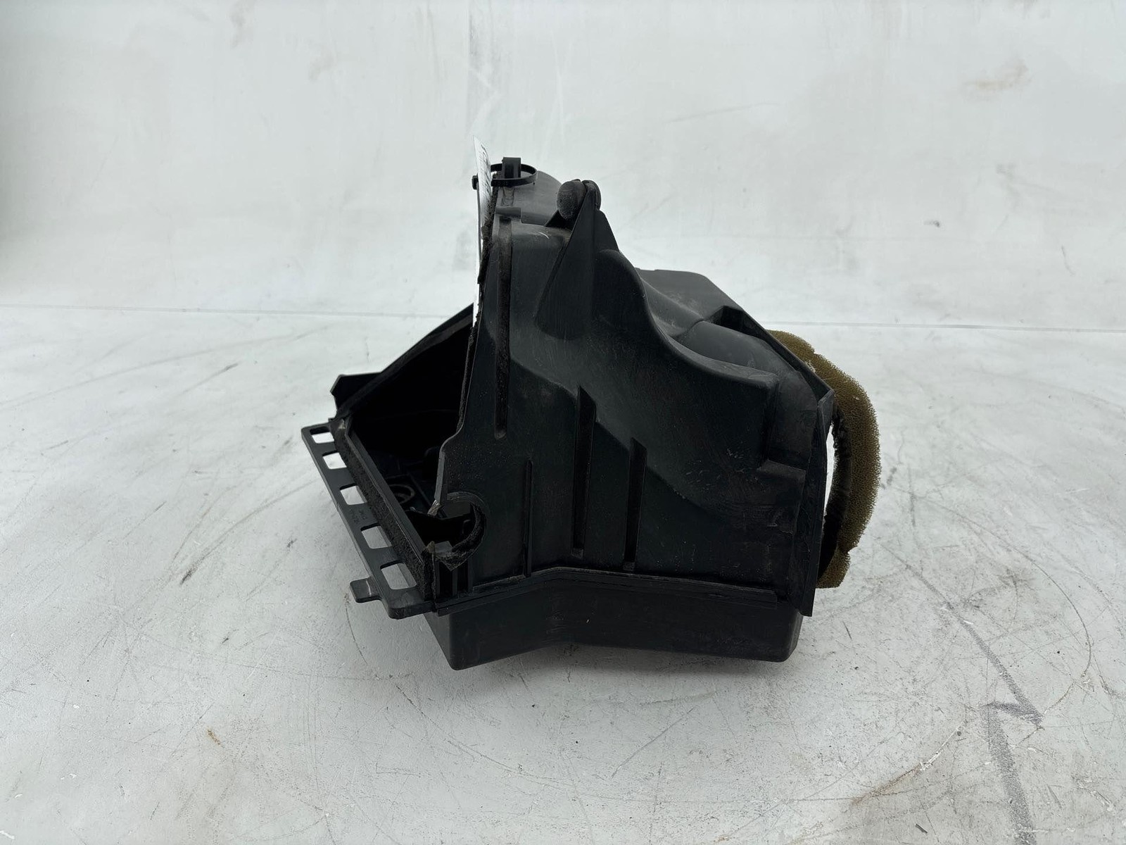 2005-2009 Buick Lacrosse 3.8L Air Cleaner Intake Box Lower Cover Oem