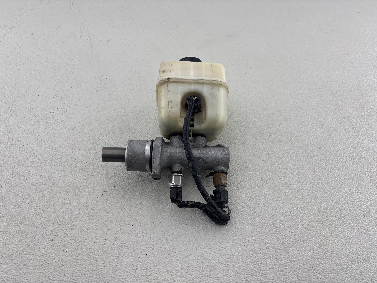 2005-2007 Ford F-250 Super Duty Brake Master Cylinder Oem