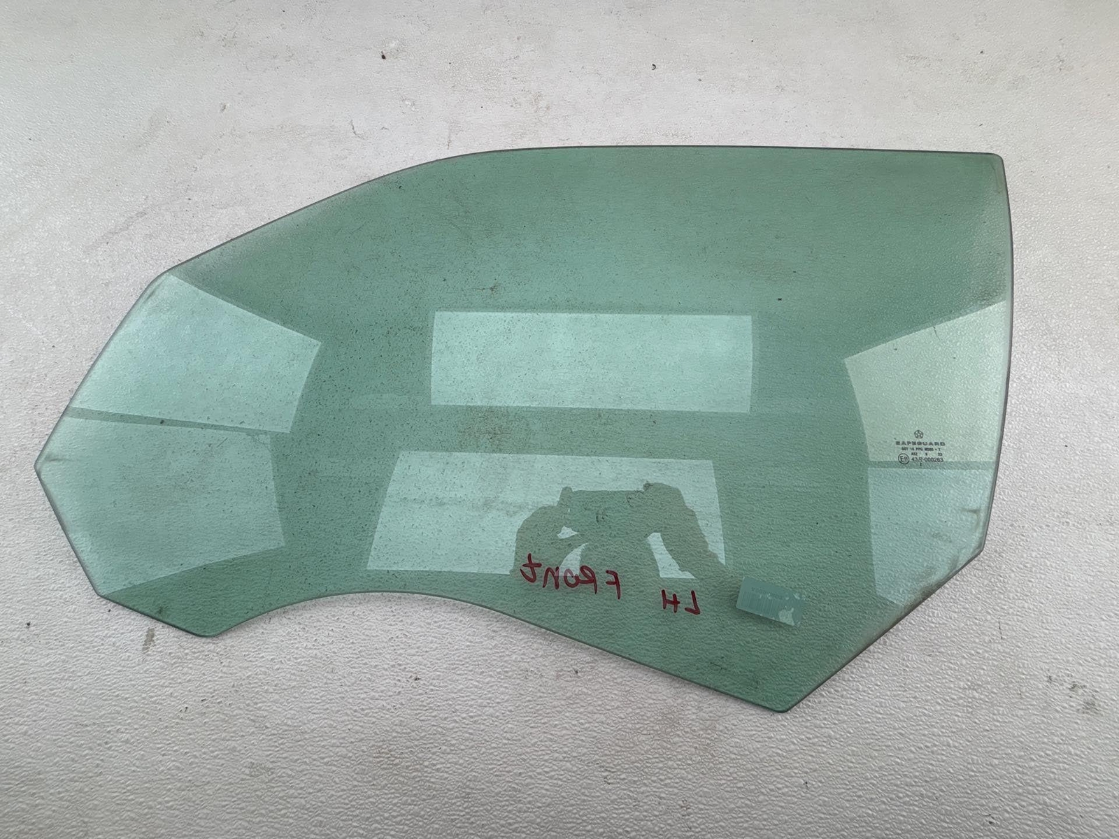 2005- 2010 Chrysler 300 Front Left Door Window Glass Oem