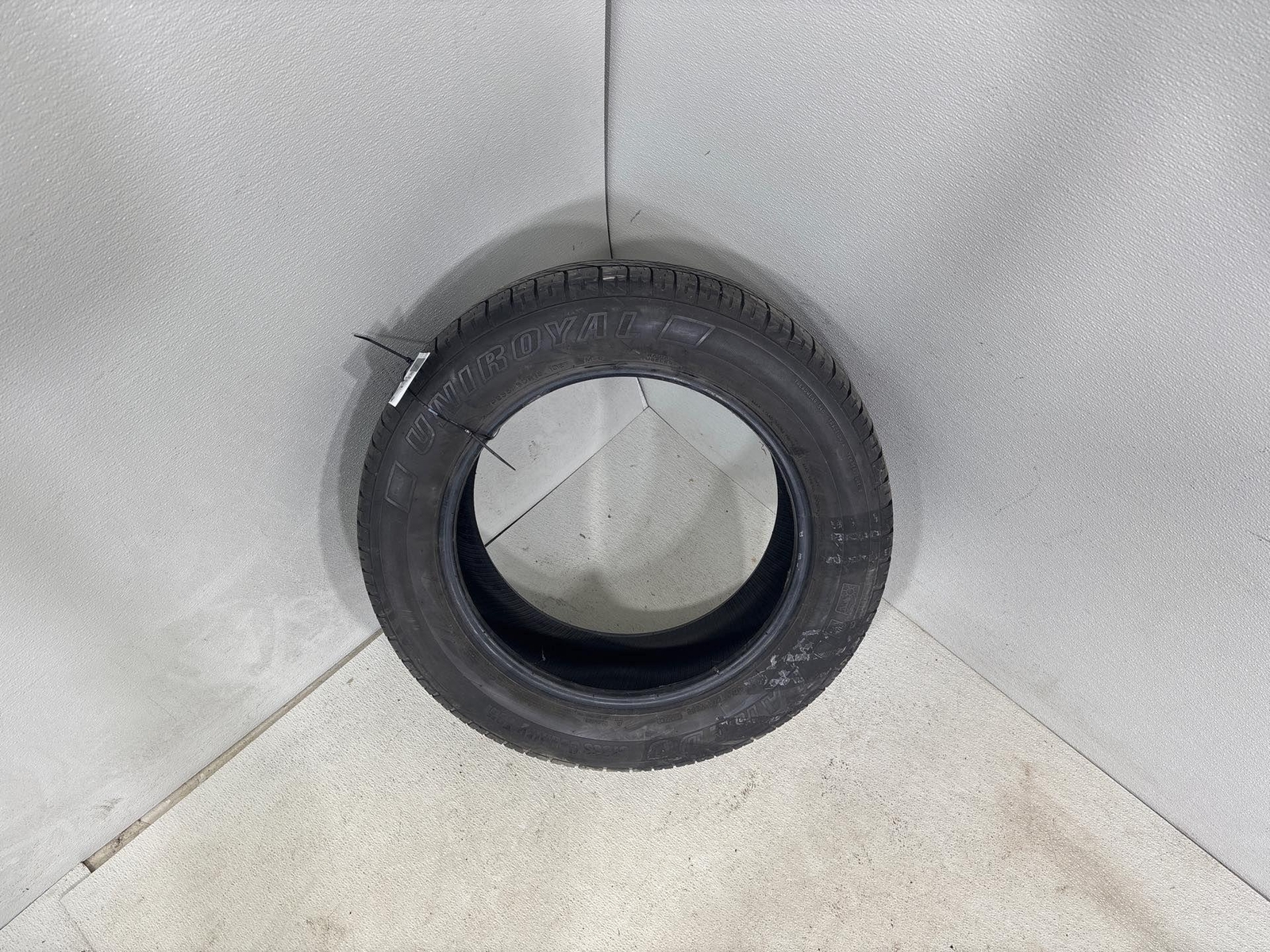 P235/60R18 Uniroyal Laredo Cross Country Tour 102T - 7.5/32 Used Tire