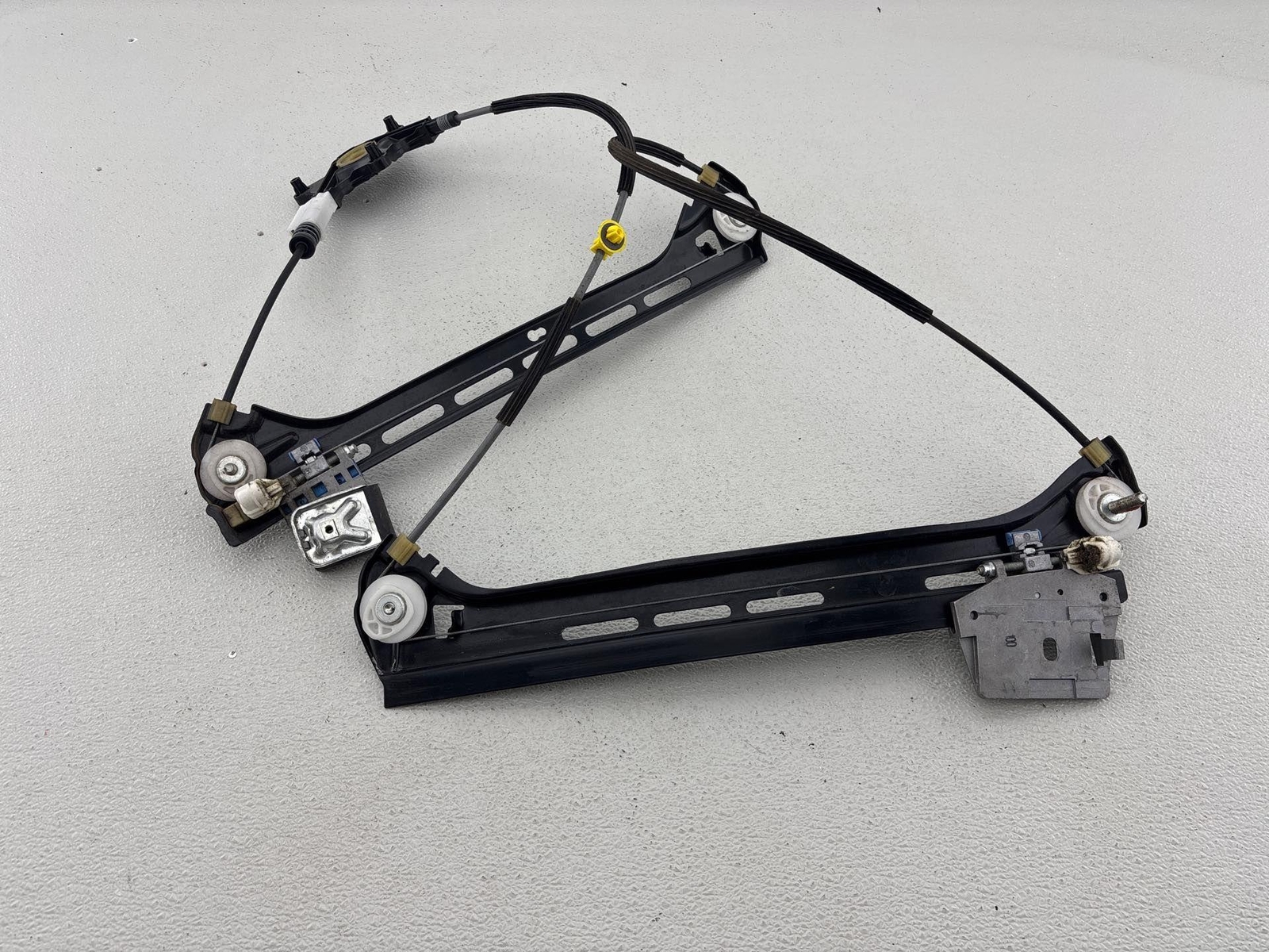 2012-2018 Mercedes Cls550 Right Passenger Front Window Regulator Carrier Oem