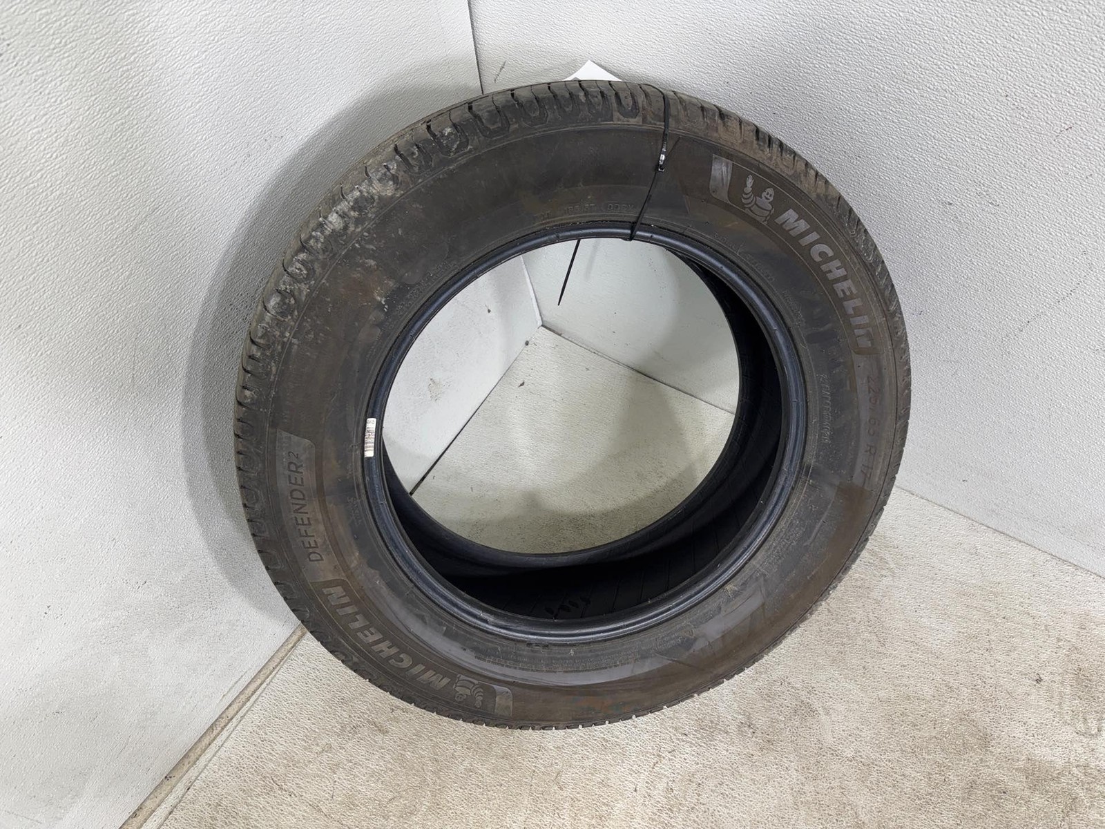 225/65R17 Michelin Defender 2 102H Used Tire - 6/32
