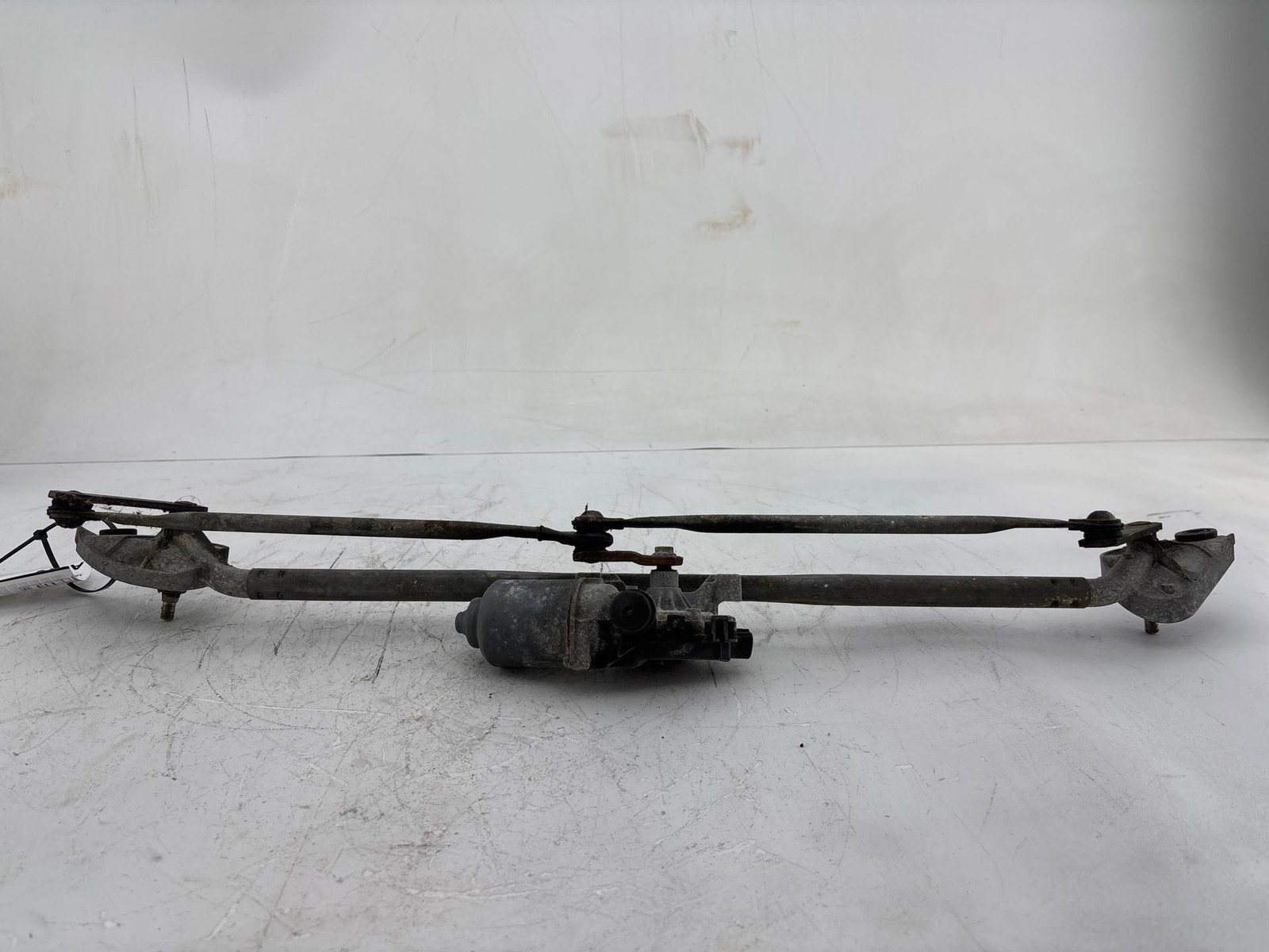 2010 Chrysler 300 Front Windshield Wiper Linkage Assembly w/ Motor OEM