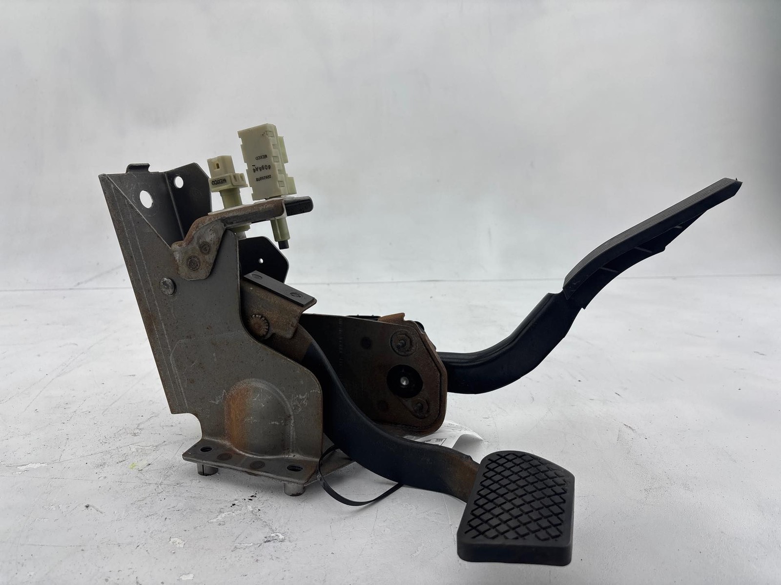 2004-2007 SATURN VUE ACCELERATOR GAS & BRAKE PEDAL OEM