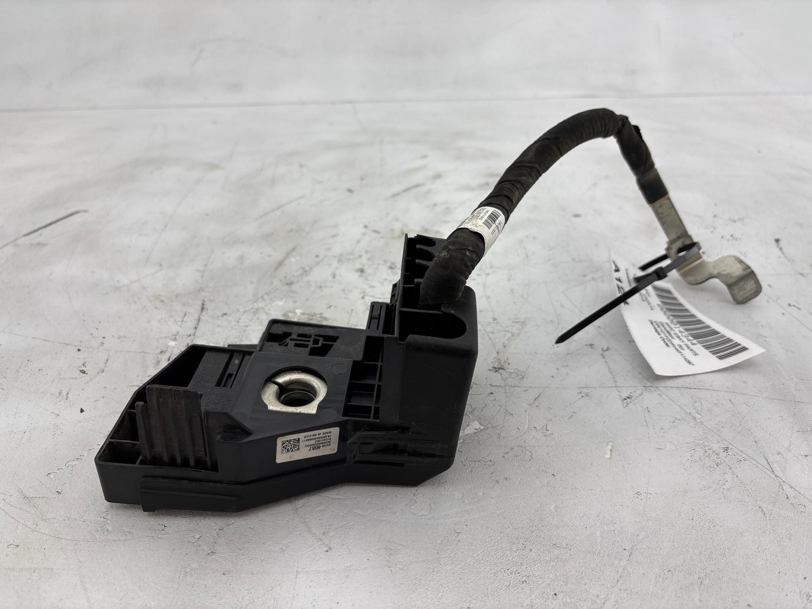 2019-2023 Cadillac XT4 Electrical Battery Junction Block OEM 84384087