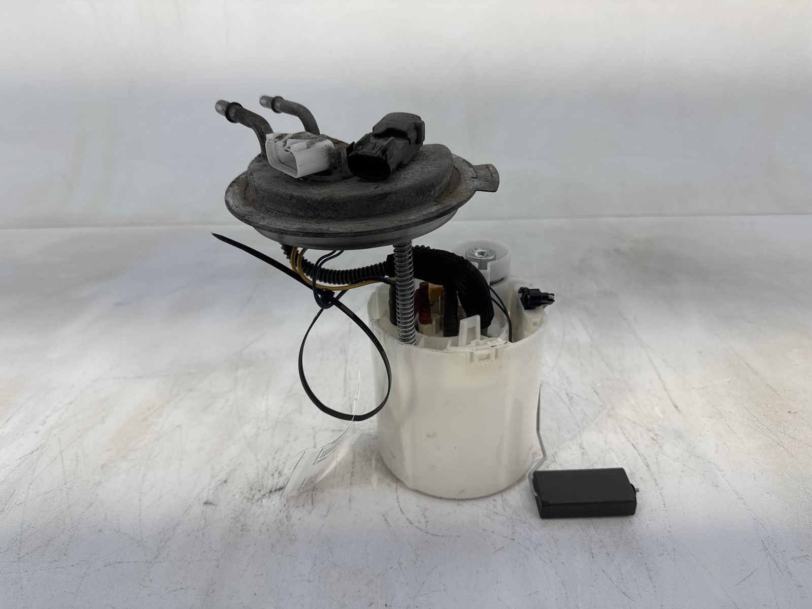 2017-2020 GMC Yukon XL 1500 6.2L Fuel Pump Assembly OEM 13535368