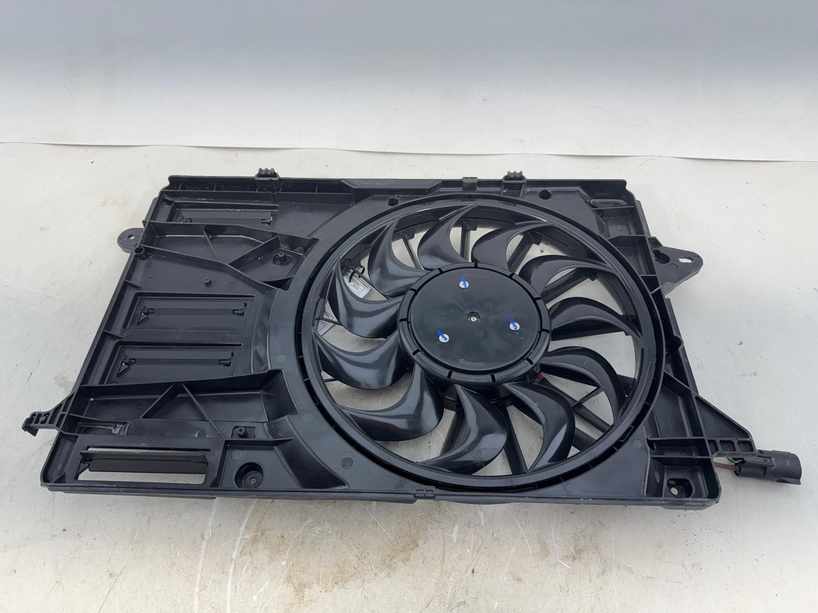 2016 - 2020 CHEVROLET MALIBU 1.5L RADIATOR COOLING FAN MOTOR ASSEMBLY OEM