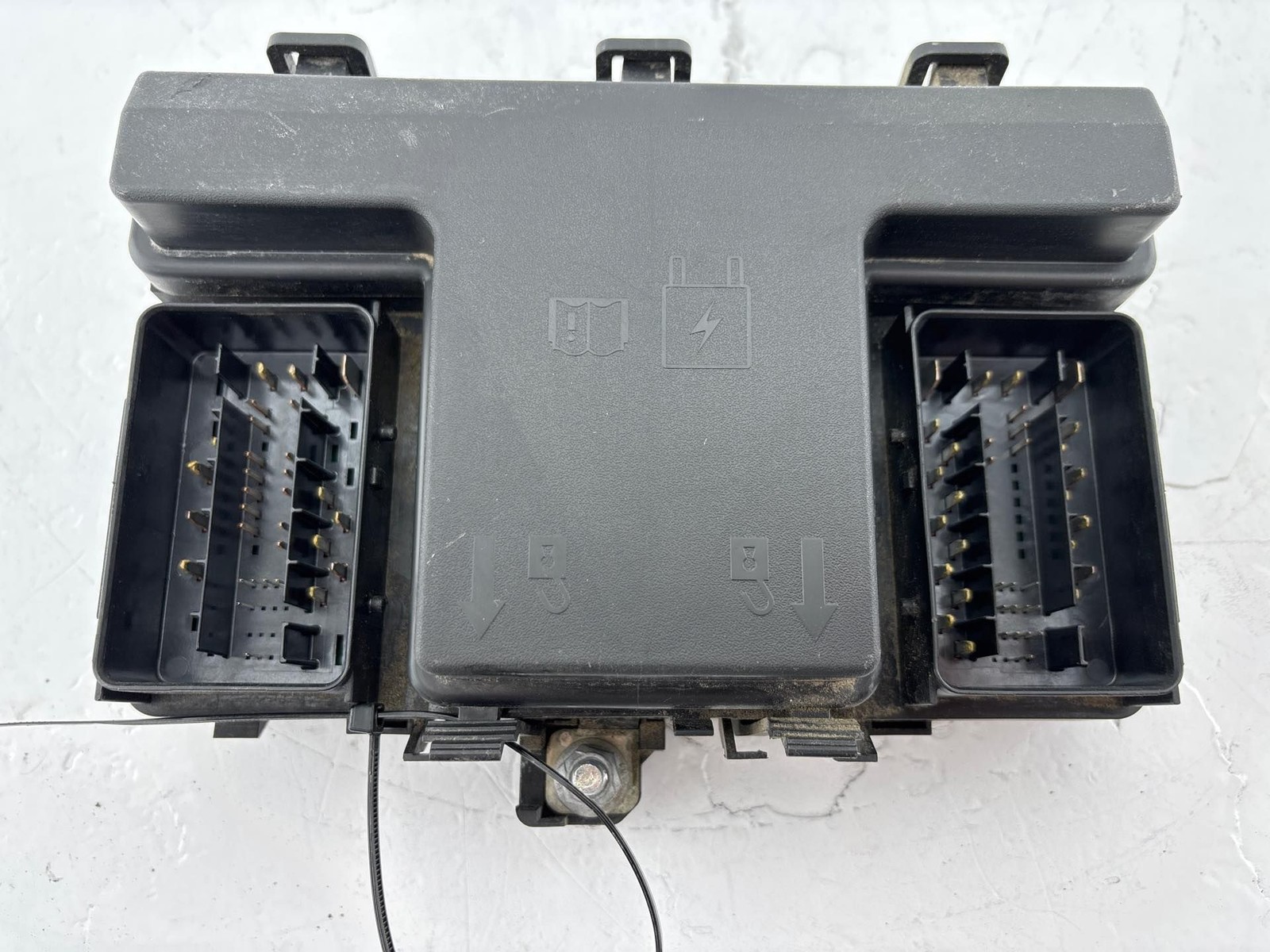 2016-2017 Lincoln MKX Engine Fuse Box OEM F2GT-14A067-BD