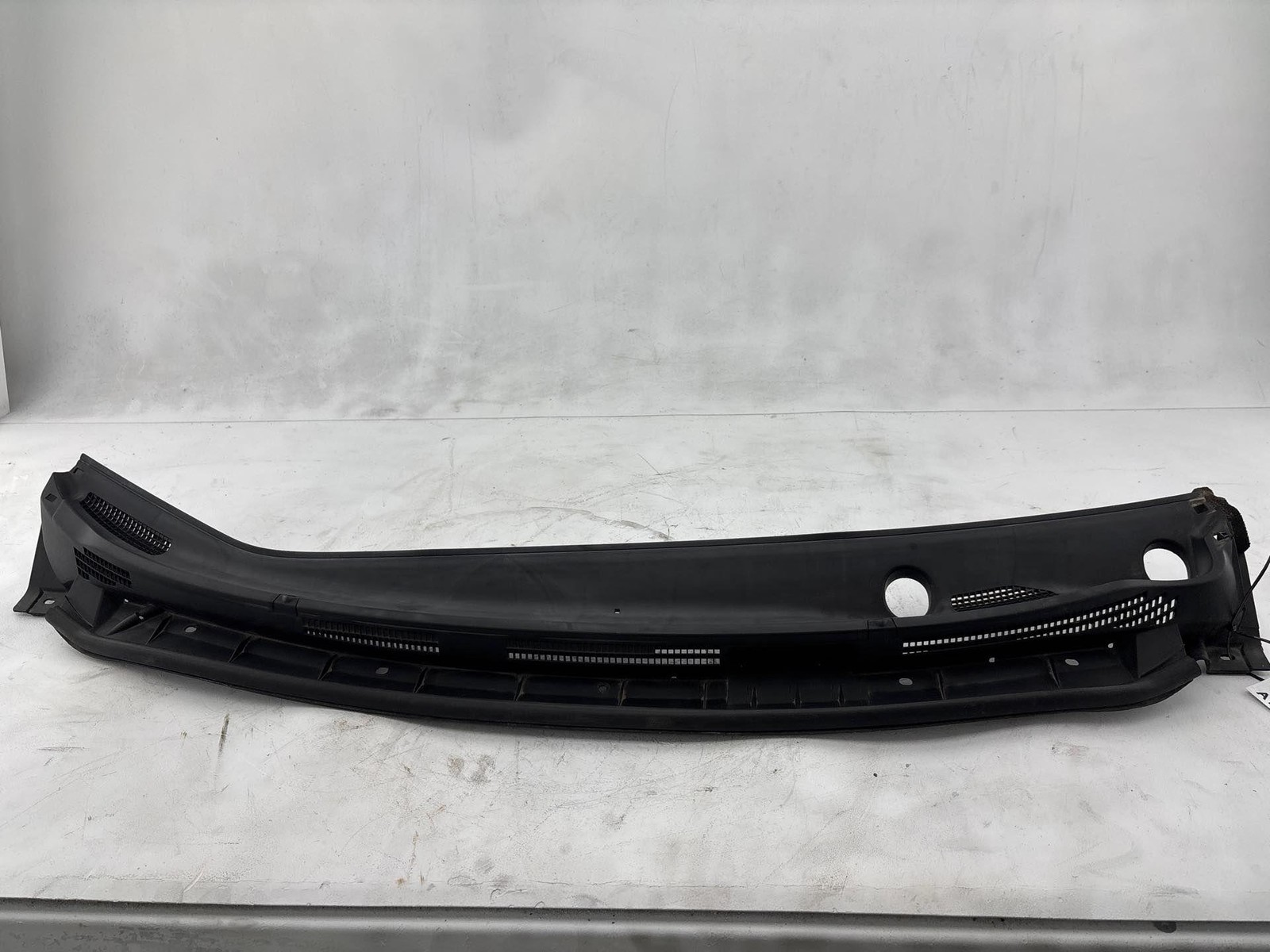 2014-2019 Nissan Versa Hatchback Windshield Wiper Cowl Panel Vent Oem