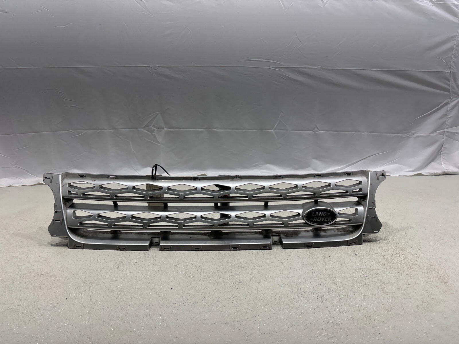 2014 - 2019 LAND ROVER RANGE ROVER SPORT HSE Front Radiator Grille Silver OEM