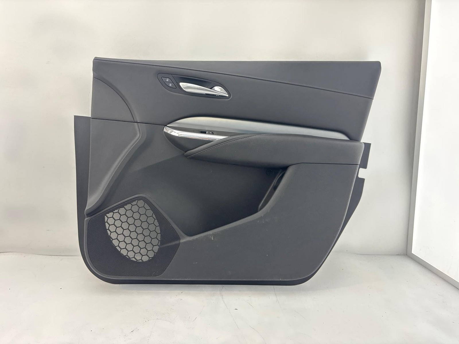 2019-2020 Cadillac Xt4 Front Right Door Trim Panel Oem