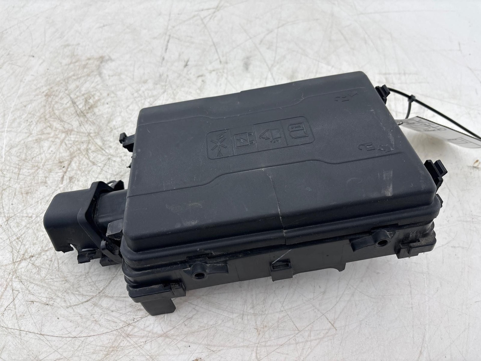 2017-2019 Chevrolet Silverado 2500 Engine Fuse Box OEM 84075777