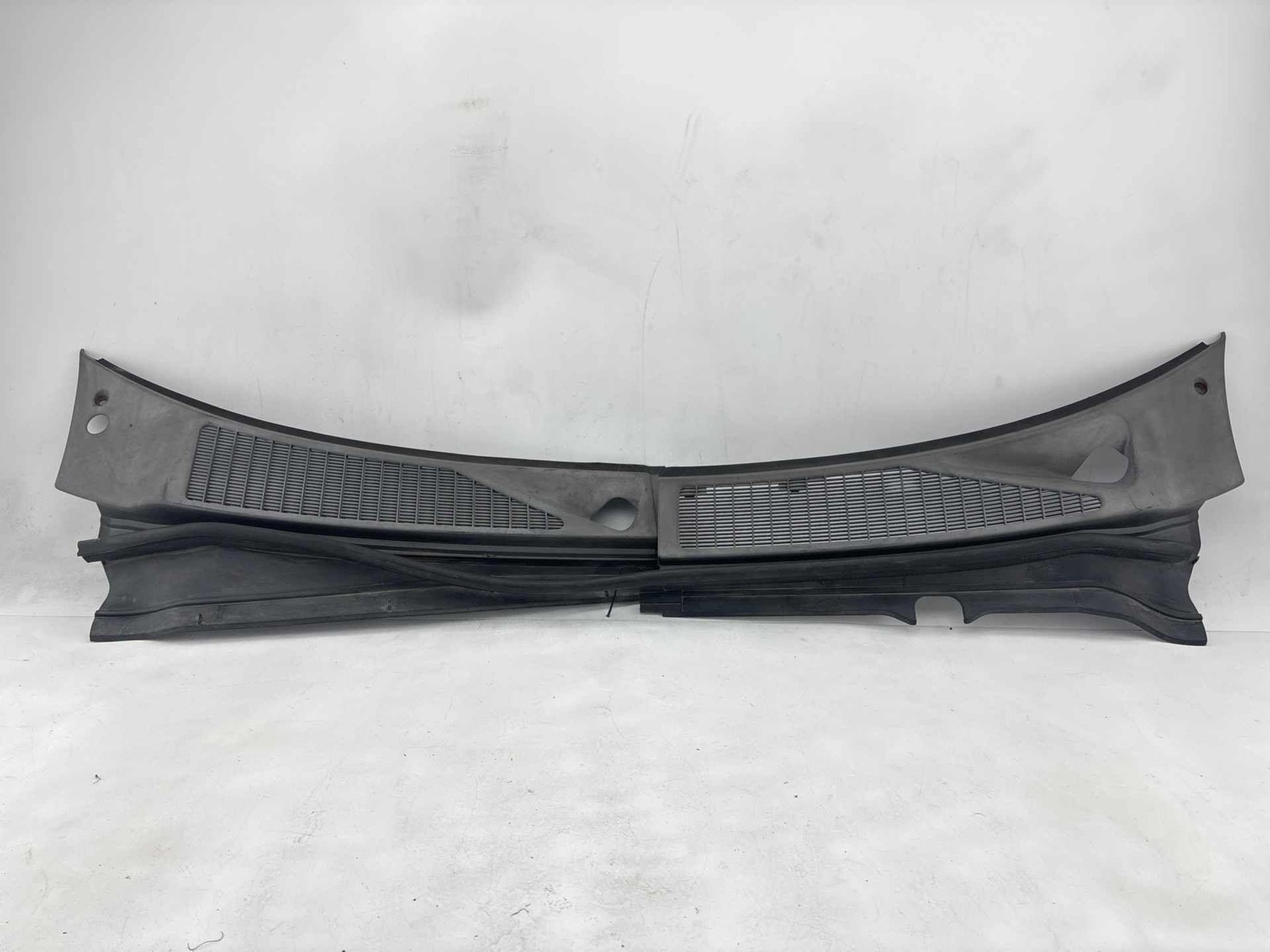 2007-2010 Ford F-350/250SD Windshield Wiper Cowl Cover Panel OEM