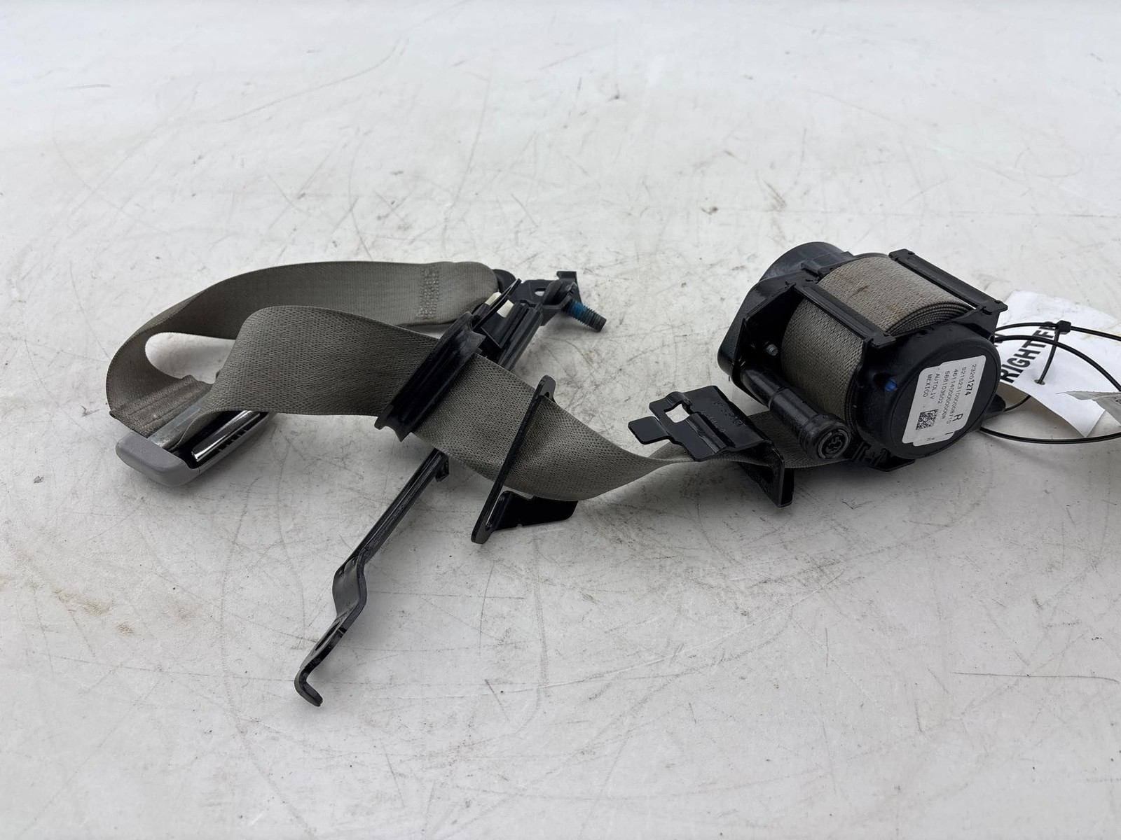 2011 - 2017 GMC Acadia Front Right Passengers Side Seat Belt Retractor OEM