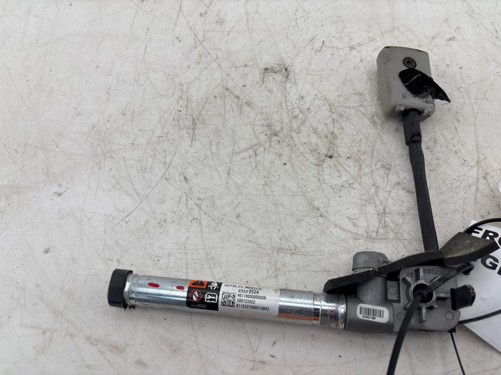 2016 - 2017 GMC Acadia Front Right Seat Belt Seatbelt Buckle Tensioner OEM