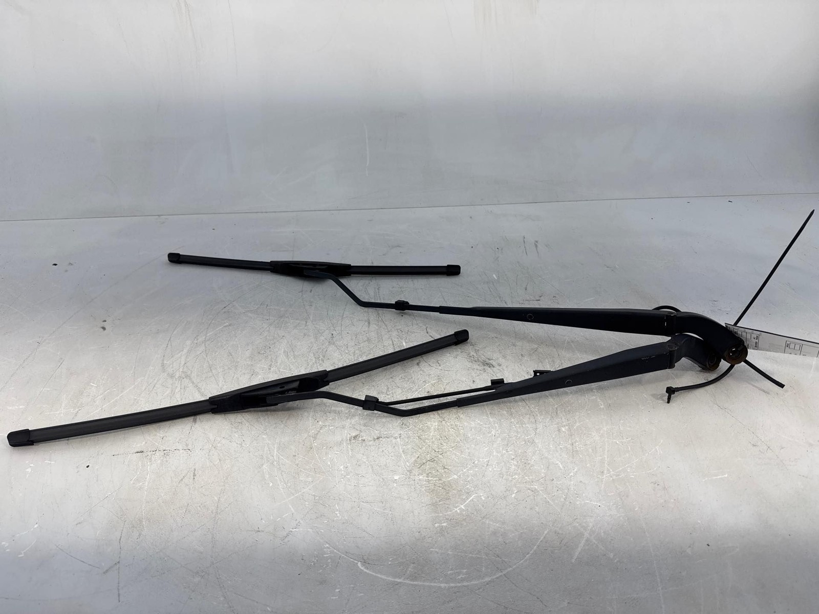 2004-2008 Chevrolet Malibu Right & Left Side Windshield Wiper Washer Arm Set OEM