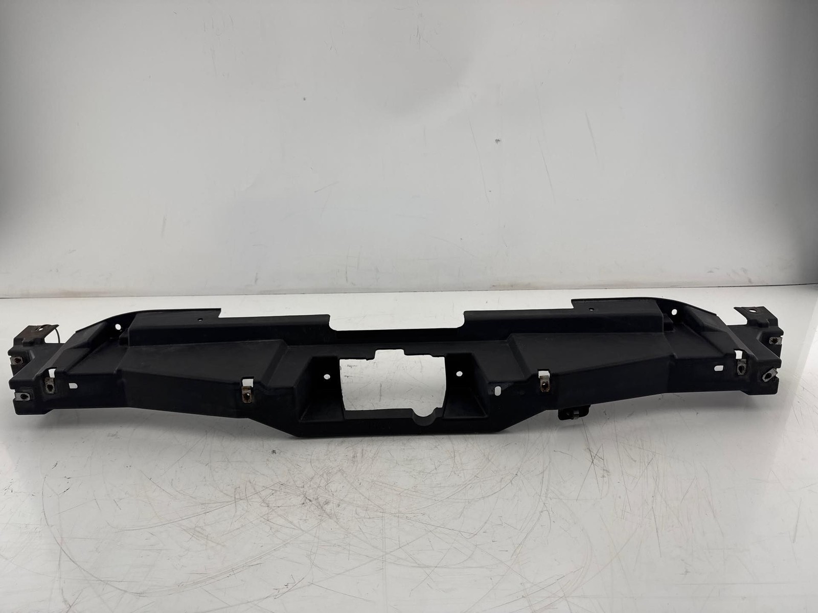 2007-2014 Chevrolet Tahoe Front Grille Bracket Upper OEM 15865945