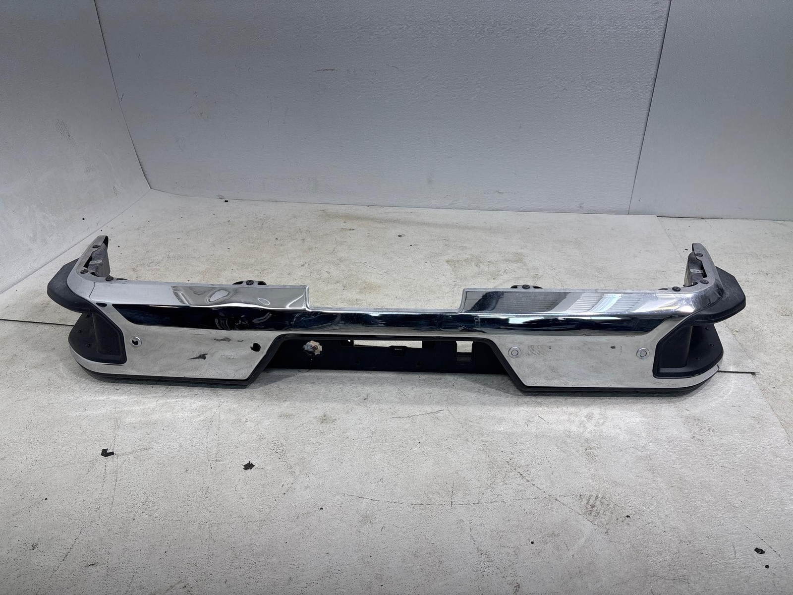 2019-2023 Chevy Silverado 1500 Rear Bumper Assembly Chrome OEM 84975276