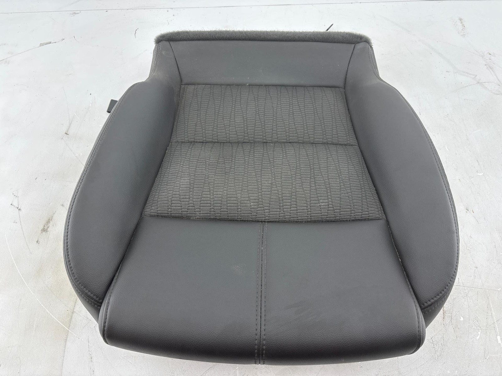 2014 - 2015 Chevrolet Impala Front Right Passenger Side Lower Seat Cushion Oem