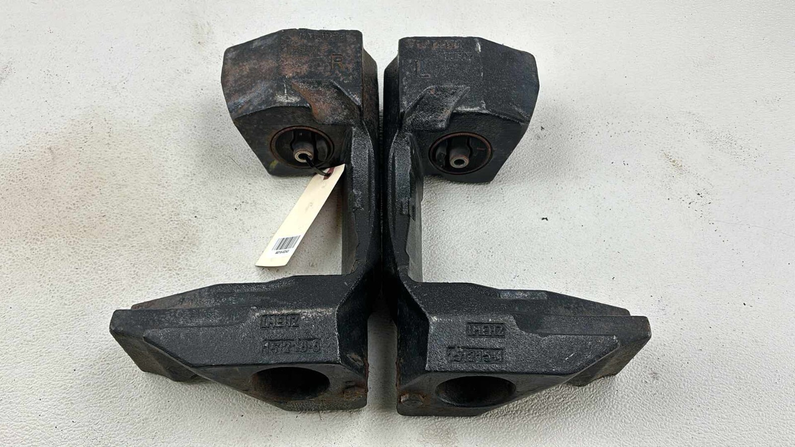2005 - 2016 Land Rover Lr3 Lr4 Rear Right & Left Frame Crossmember Bracket Oem