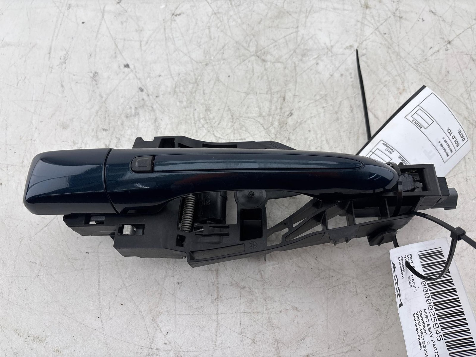 2017 - 2025 Chrysler Pacifica Front Right Side Outer Door Handle OEM