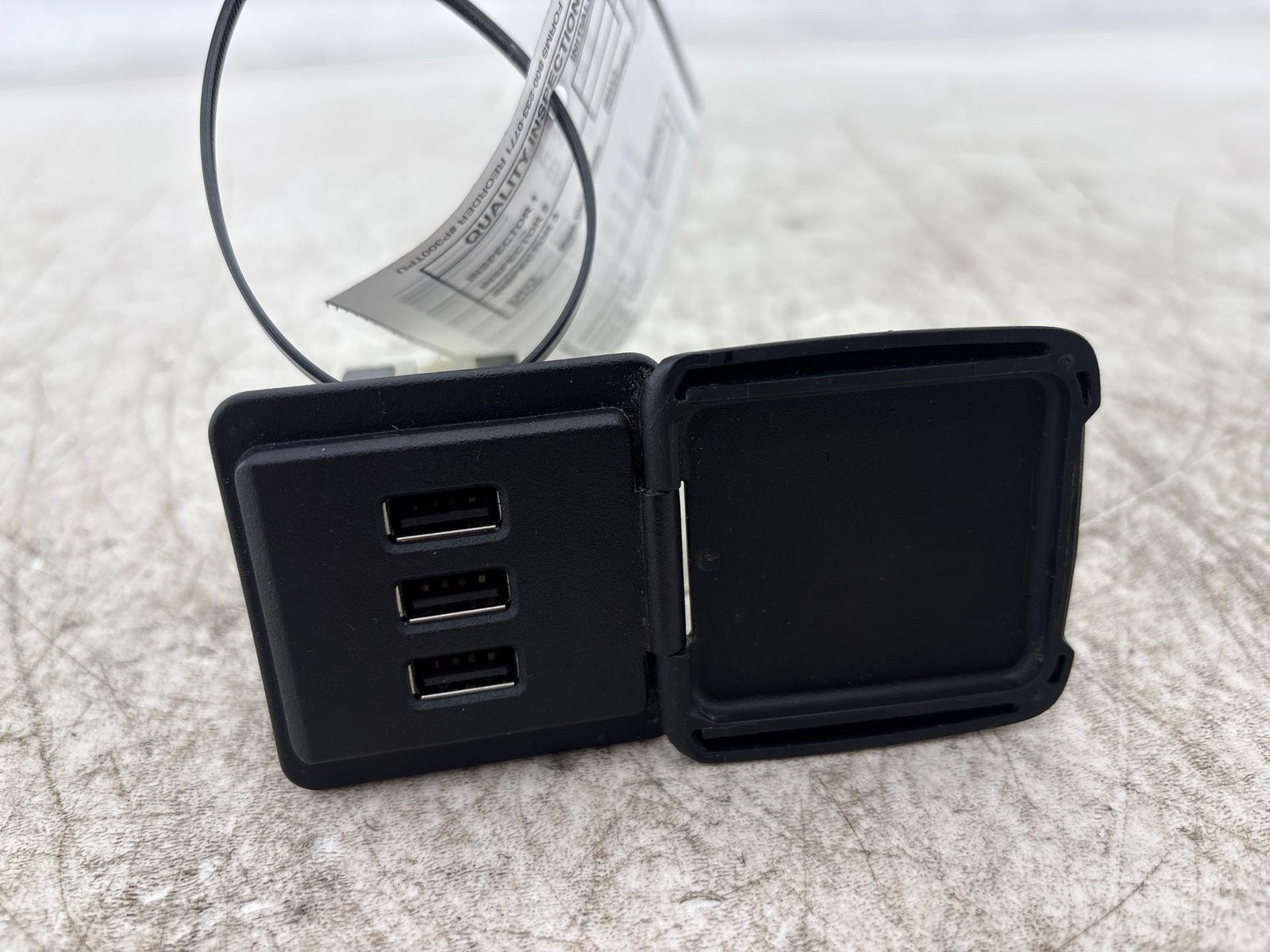 2014-2018 Chevy Silverado 3500 /2500 USB Multimedia Receptacle Assembly OEM
