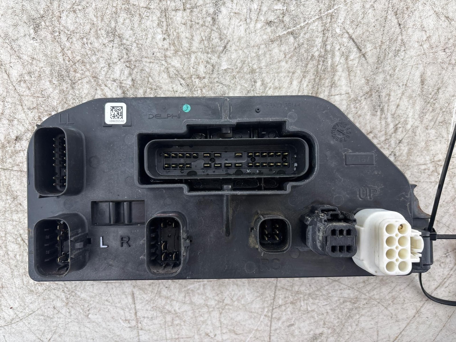 2014 - 2017 Chevrolet 3500 Silverado Rear Lamp Wiring Harness Junction Block OEM